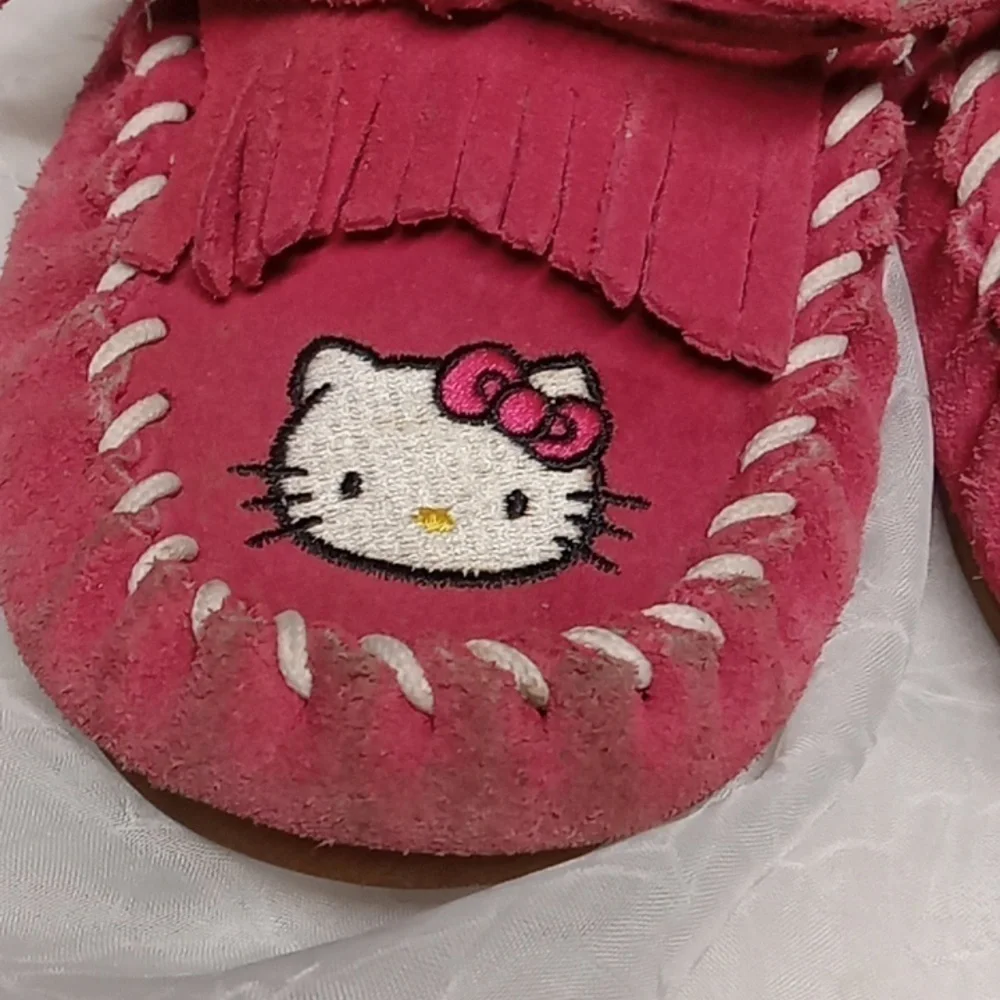 Hello kitty girls pink Minnetonka mocassins size 4